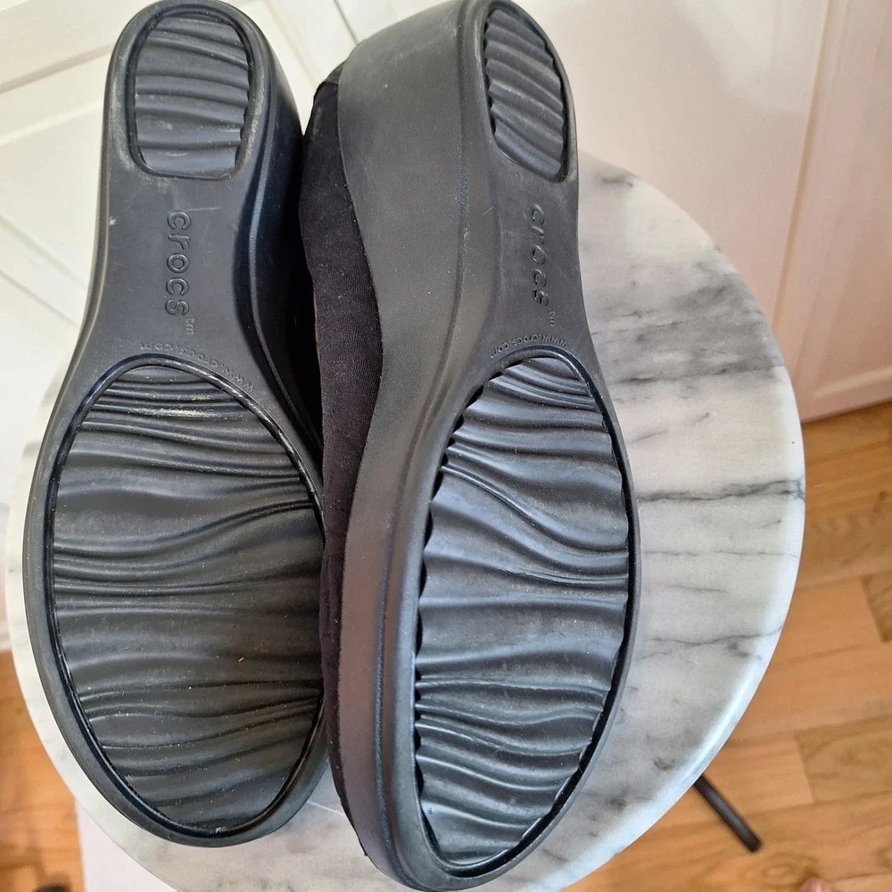 Crocs Lina Wedge Black Embossed Floral Dual Comfort Pumps Shoes Women